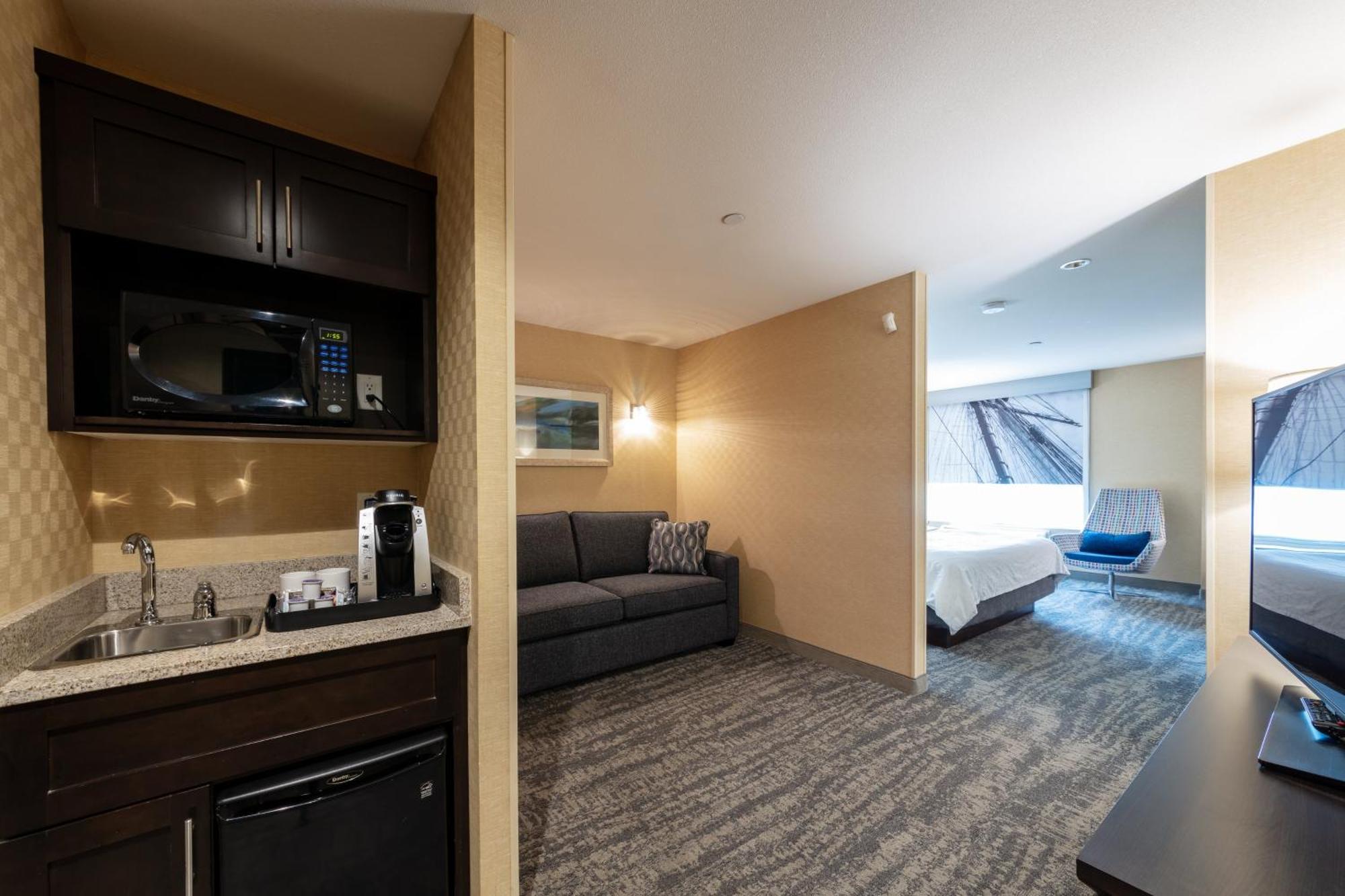Holiday Inn Express & Suites Riverport Richmond By Ihg Exterior photo
