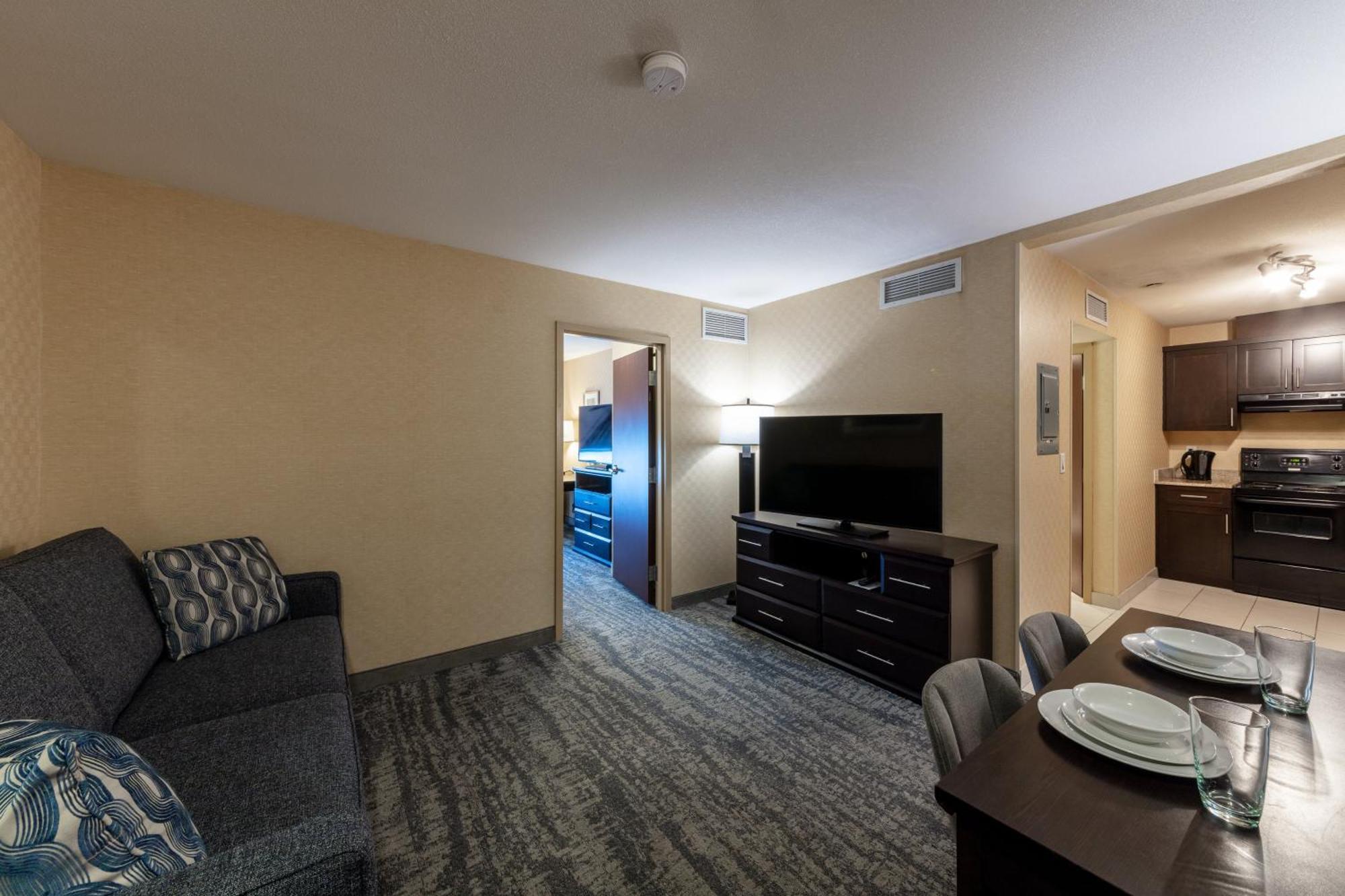 Holiday Inn Express & Suites Riverport Richmond By Ihg Exterior photo